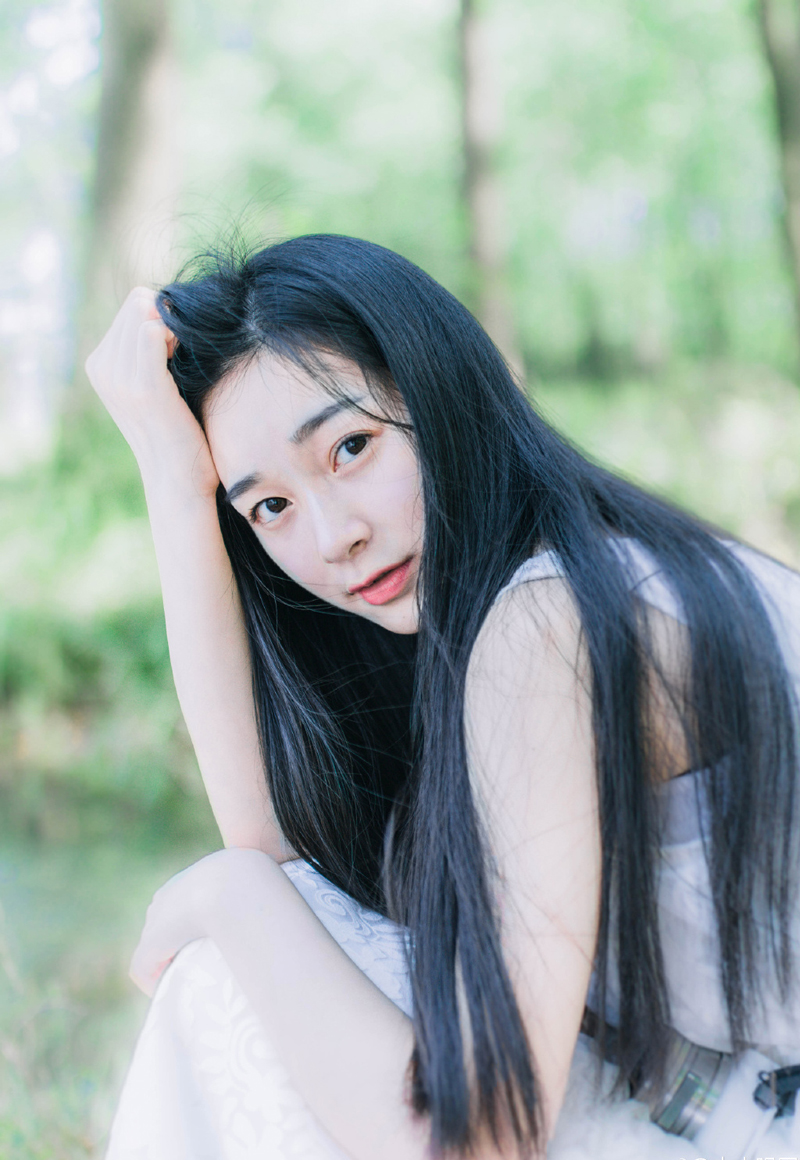 “如果夫君不小气的话，姐姐就真该担忧你的将来了。”大乔苦笑道，如果吕布真的一点反应都没有，那就证明，小乔在吕布眼里，依旧是个玩物，现在整个乔家都迁来了长安，仰吕布鼻息生存，如果他们姐妹失宠了，那对乔家来说，就是一个巨大的打击，就算吕布不去对付乔家，也不会再关照，那些嗅觉敏锐的政客们绝对不会放过这个打击乔家的机会。